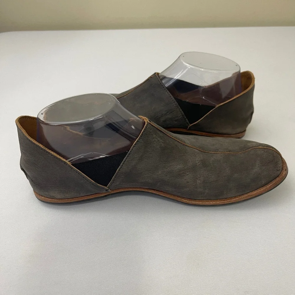 Cydwoq Cliff Dweller Runner Shoes‎ Mens Size 40 US 7 Gray Leather Slip On Flats